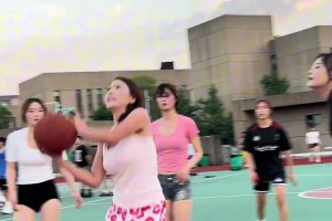 不玩虚的！女生在篮球场真打起来也会认真打球