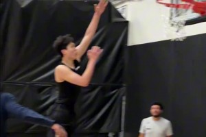 左右开弓！杨瀚森休赛期进行特训 与奎因进行1vs1单挑
